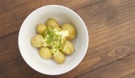Pečené mladé zemiaky s maslovu majonézou a pažítkou