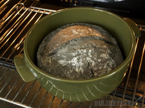 Chlieb upečený v keramickom pekáči